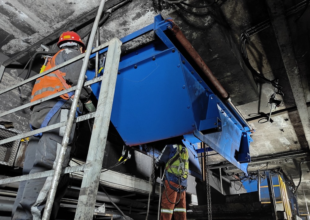陜煤建設(shè)洗選煤運營分公司第二項目部：落煤塔暗道給煤機(jī)更換工程順利竣工，助力煤礦高效生產(chǎn)