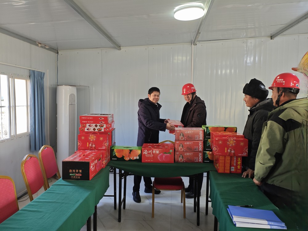 陜西彬長文家坡礦業(yè)有限公司副總經(jīng)理、總工程師王飛深入天工公司基層項目部慰問