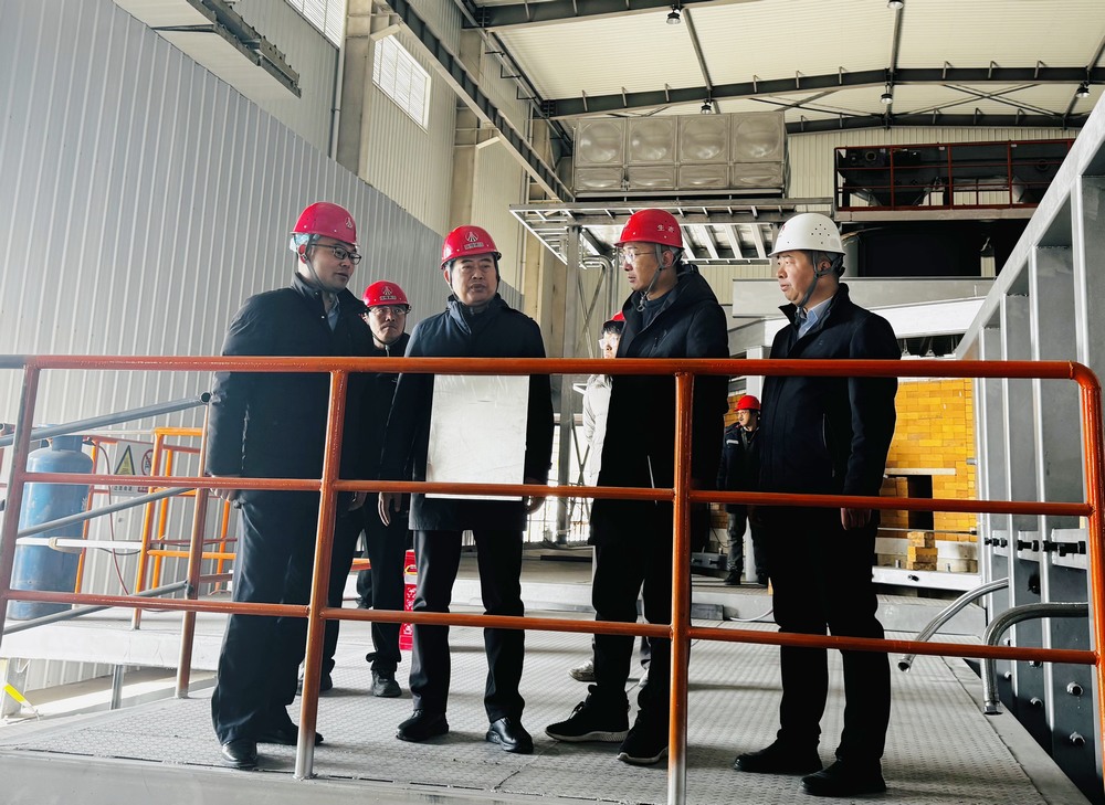 陜西建材科技集團黨委書記、董事長、總經(jīng)理周紅深入天工公司基層項目部進行慰問