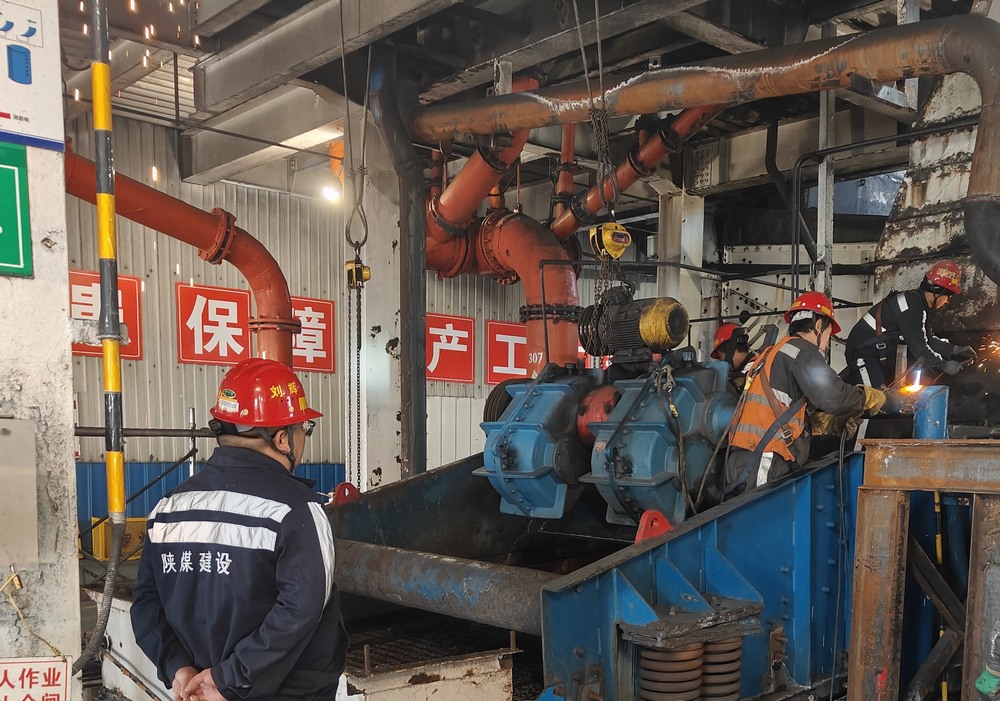 陜煤建設(shè)洗選煤運(yùn)營公司第二項(xiàng)目部：新年破曉，檸條塔煤礦主洗車間預(yù)濕篩與矸石脫介篩 “迭代升級” 之戰(zhàn)打響