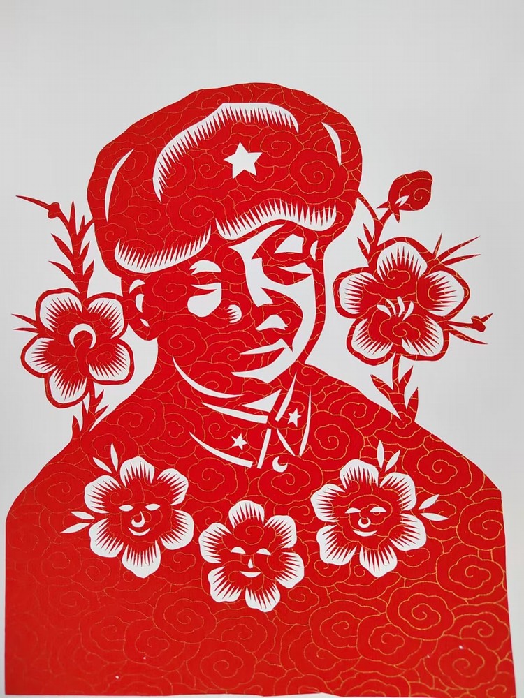 陜煤建設(shè)銅煤公司：剪紙學(xué)雷鋒 志愿我先行