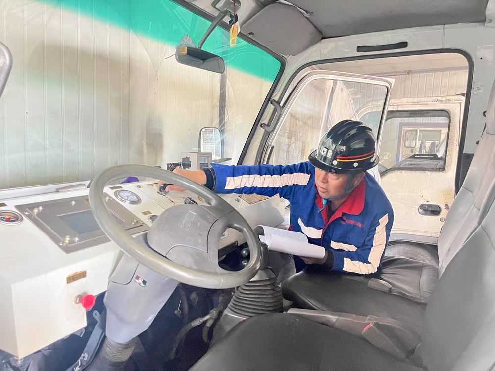 陜煤建設(shè)機(jī)電安裝公司檸條塔項(xiàng)目部：鐵肩擔(dān)重任的運(yùn)輸線"守門人"