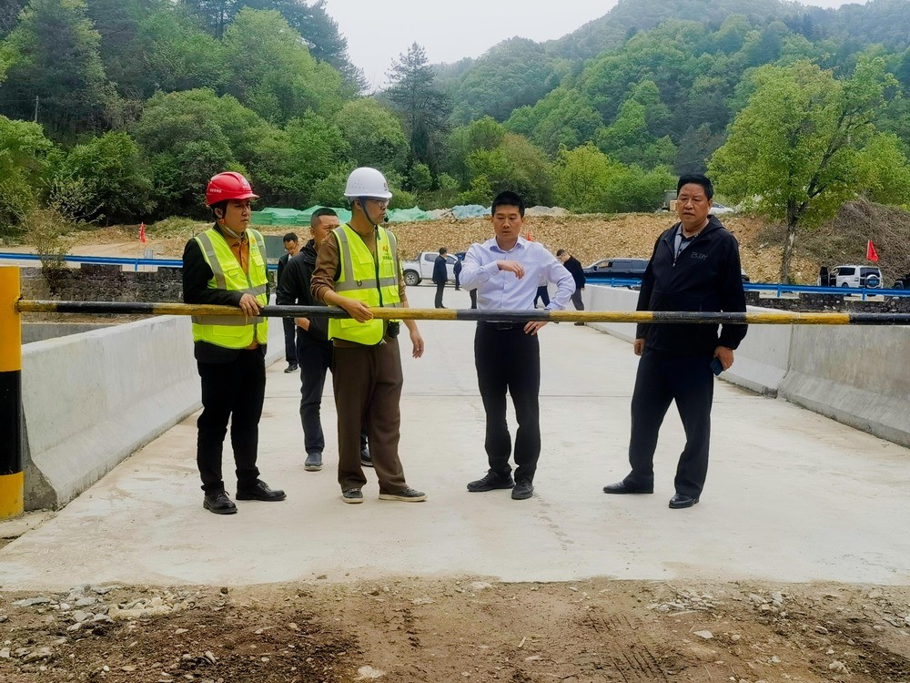 陜西省發(fā)展和改革委員會重大項目儲備推進(jìn)中心副主任譚超等一行蒞臨陜煤建設(shè)路橋分公司秦嶺項目部調(diào)研