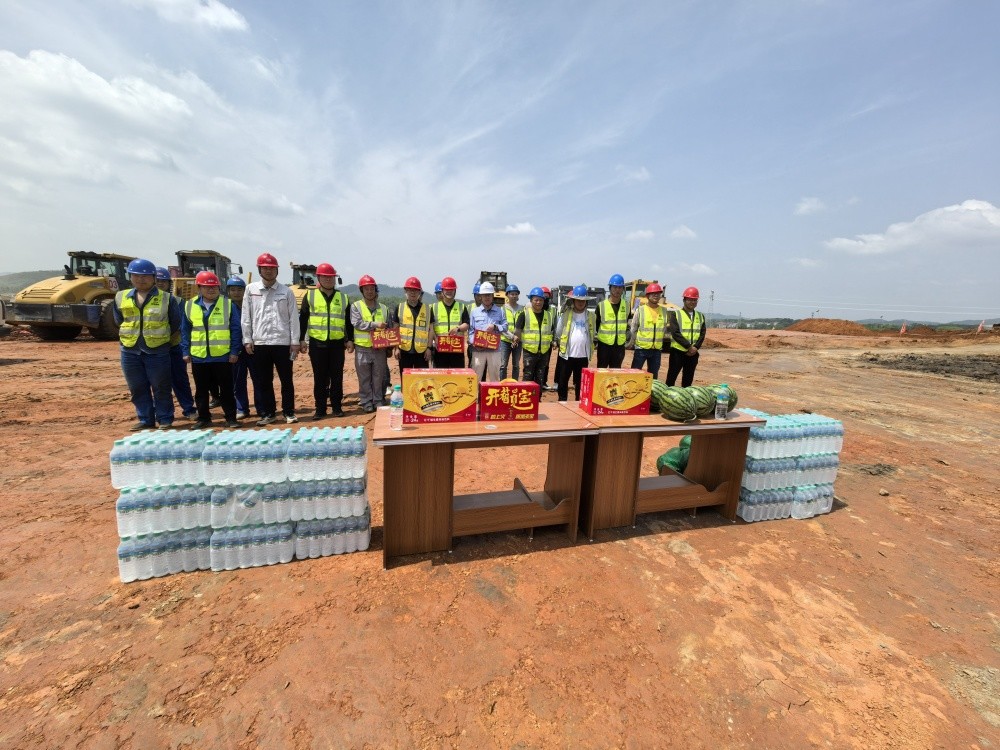 以關(guān)懷致敬堅(jiān)守 用行動助力建設(shè)