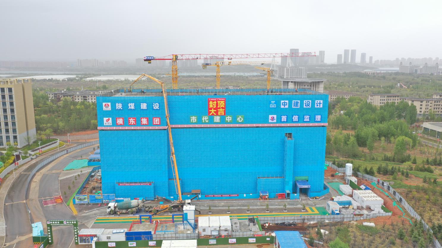 陜煤建設(shè)內(nèi)蒙古分公司：鄂爾多斯應(yīng)用技術(shù)學(xué)院實驗樓主體結(jié)構(gòu)封頂，項目建設(shè)進入新階段