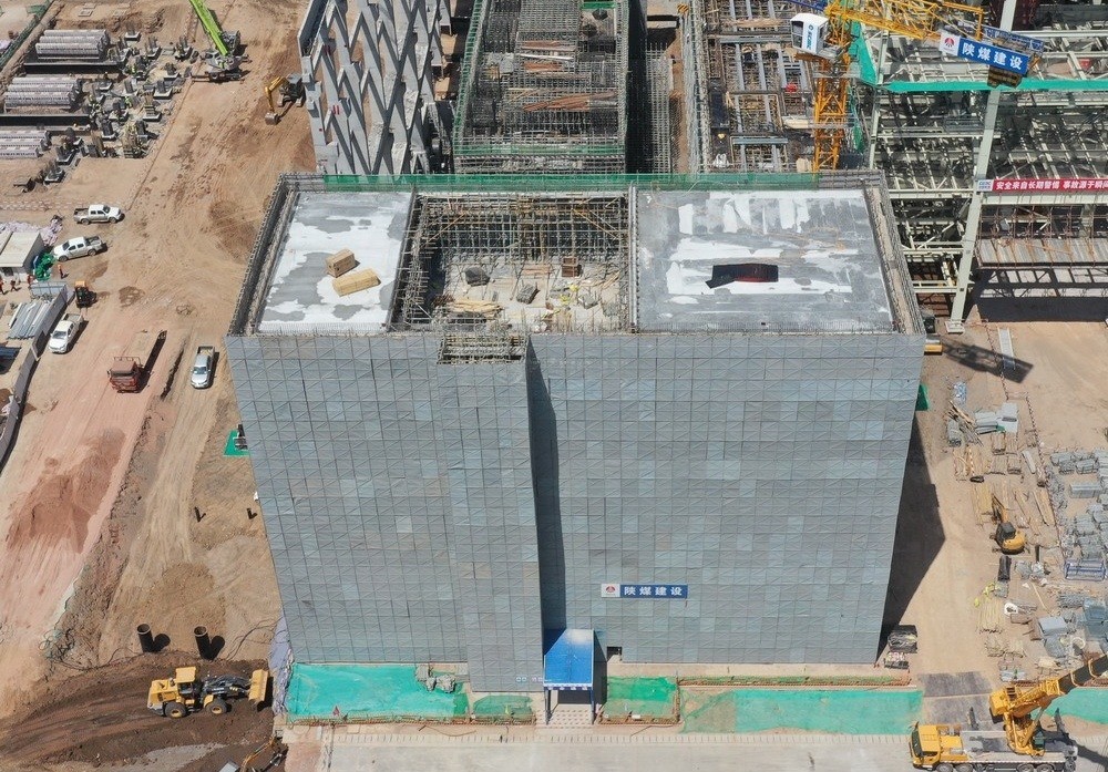 陜煤建設(shè)承建的黃陵礦業(yè)店頭電廠二期擴建項目主廠房建筑工程集控樓順利封頂