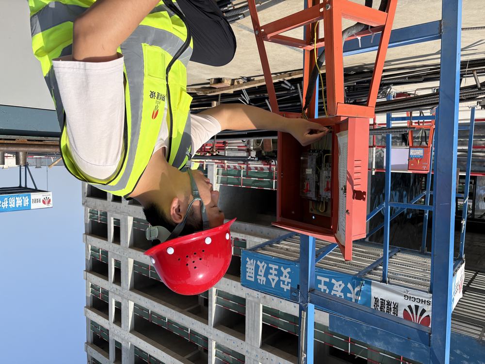 陜煤建設(shè)天工公司的 520 硬核告白：安全帽作玫瑰，卷尺圖紙寫情詩