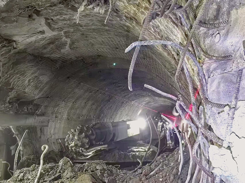 104米掘進(jìn)攻堅(jiān)！袁大灘煤礦2煤東翼帶式輸送機(jī)機(jī)頭硐室順利貫通