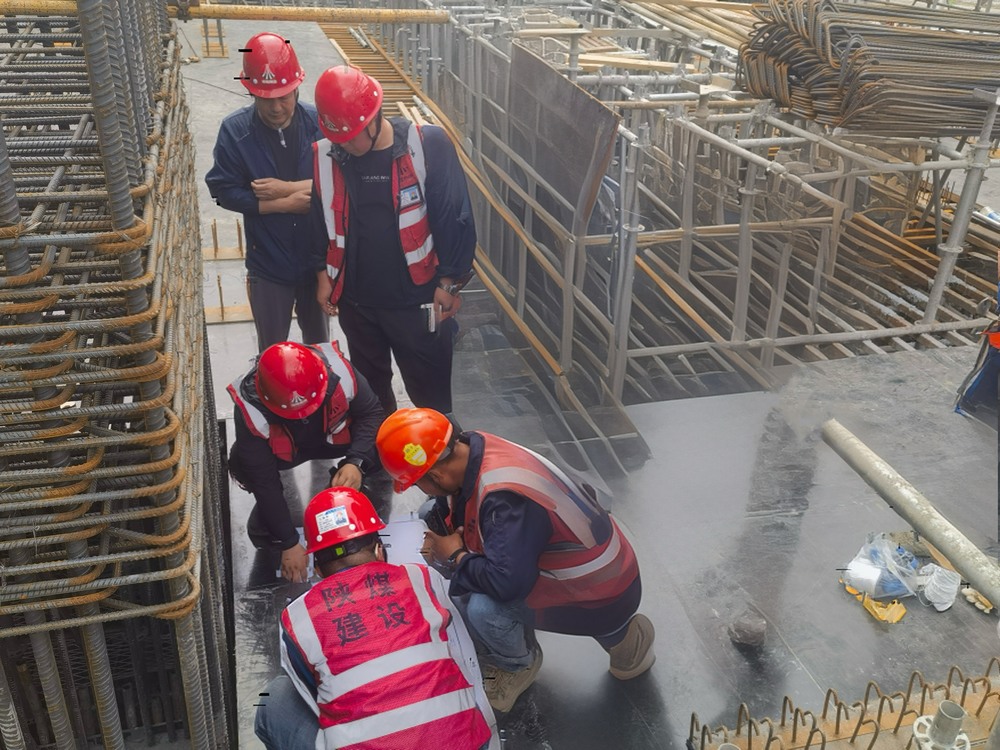 陜煤建設(shè)與浙江二建跨項(xiàng)目聯(lián)動(dòng) ，聚焦汽機(jī)預(yù)埋螺栓施工技術(shù)攻堅(jiān)