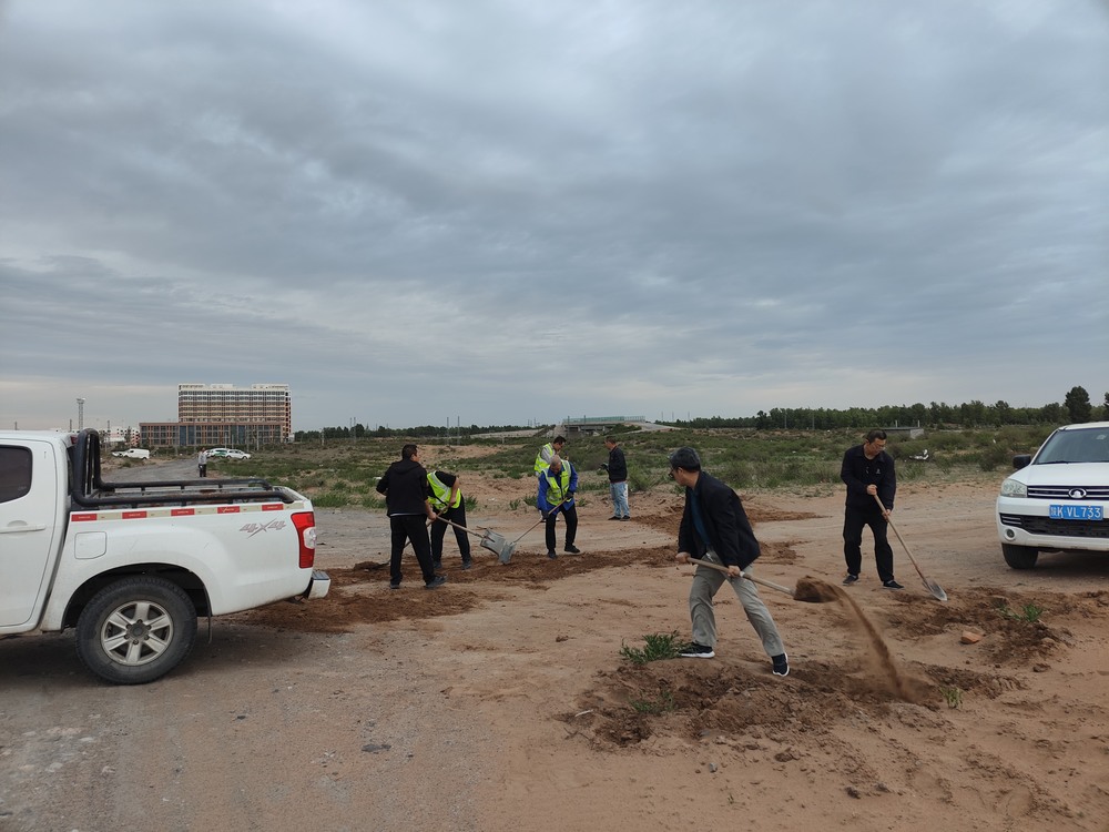 團(tuán)團(tuán)領(lǐng)航 青春筑路！陜煤青年突擊隊義務(wù)鋪就暖心路