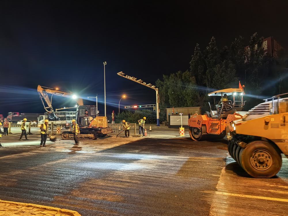 陜煤建設(shè)榆林公司第一項(xiàng)目部：7小時(shí)夜戰(zhàn)搶通校場(chǎng)路  “繡花功夫”顯擔(dān)當(dāng)