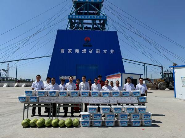 陜西陜煤曹家灘礦業(yè)有限公司領(lǐng)導深入陜煤建設(shè)礦建二公司第三項目部“清涼”慰問一線職工