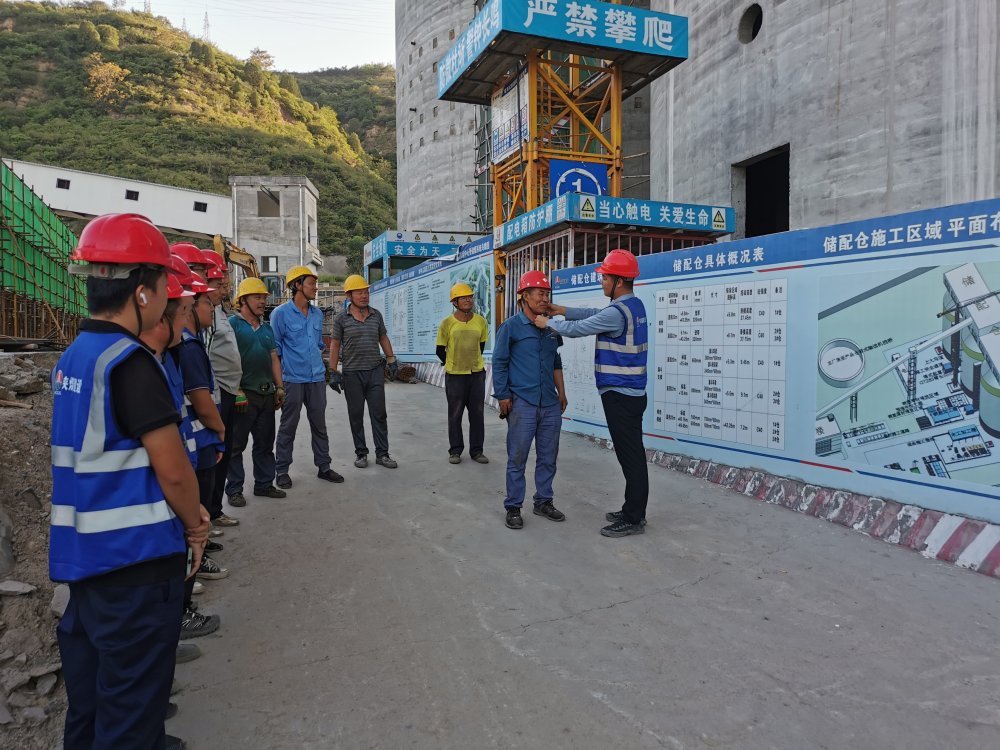 陜煤建設韓城分公司土建十一項目部：每日一聚話安全，工地防線牢又堅