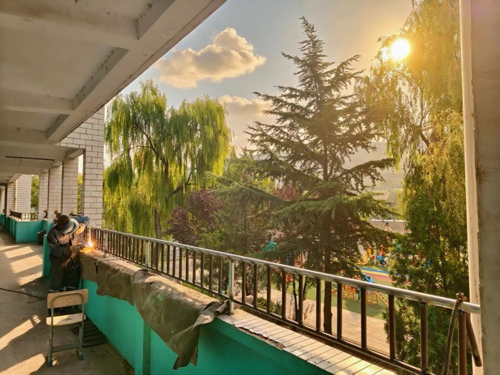 助力地方教育，護(hù)航學(xué)子平安——陜煤建設(shè)礦建二公司安裝項(xiàng)目部為卓立小學(xué)教學(xué)樓安裝防護(hù)欄桿