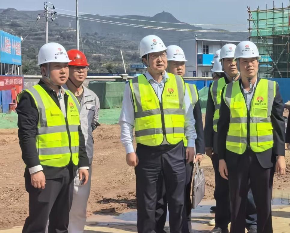 陜西省煤層氣黨委委員、紀(jì)委書記董巨國一行深入天工公司土建第二十一項(xiàng)目部開展節(jié)前檢查指導(dǎo)工作