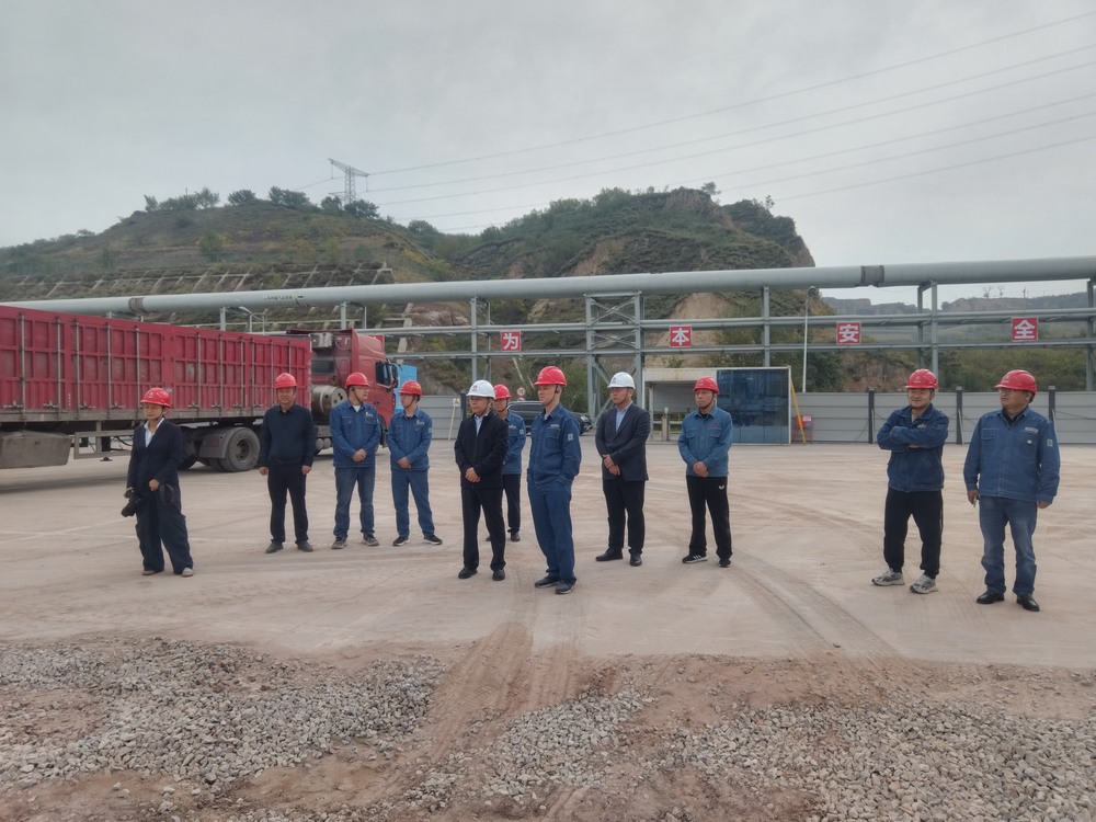 陜煤集團(tuán)府谷能源開發(fā)有限公司黨委書記、 董事長李寧蒞臨陜西新元潔能有限公司電石廠電池儲能調(diào)峰項(xiàng)目檢查指導(dǎo)工作