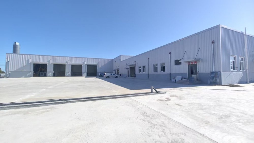 陜煤建設(shè)路橋分公司胡家河煤礦二號(hào)風(fēng)井及附屬工程膠輪車庫(kù)、材料庫(kù)、砂石料庫(kù)工程通過(guò)預(yù)驗(yàn)收