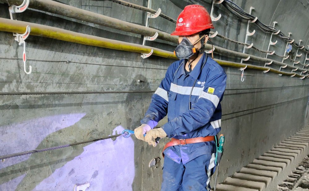 爬坡不用“喘粗氣”！玻璃溝煤礦行人助行裝置投運(yùn)，省力更暖心