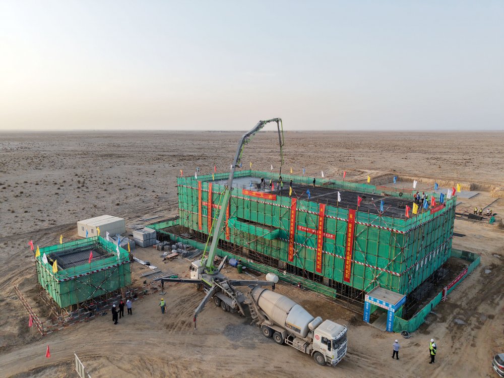 陜煤集團(tuán)新疆公司兵團(tuán)第十三師新星市30萬千瓦光伏發(fā)電項(xiàng)目升壓匯集站生產(chǎn)綜合樓、警衛(wèi)傳達(dá)室順利封頂