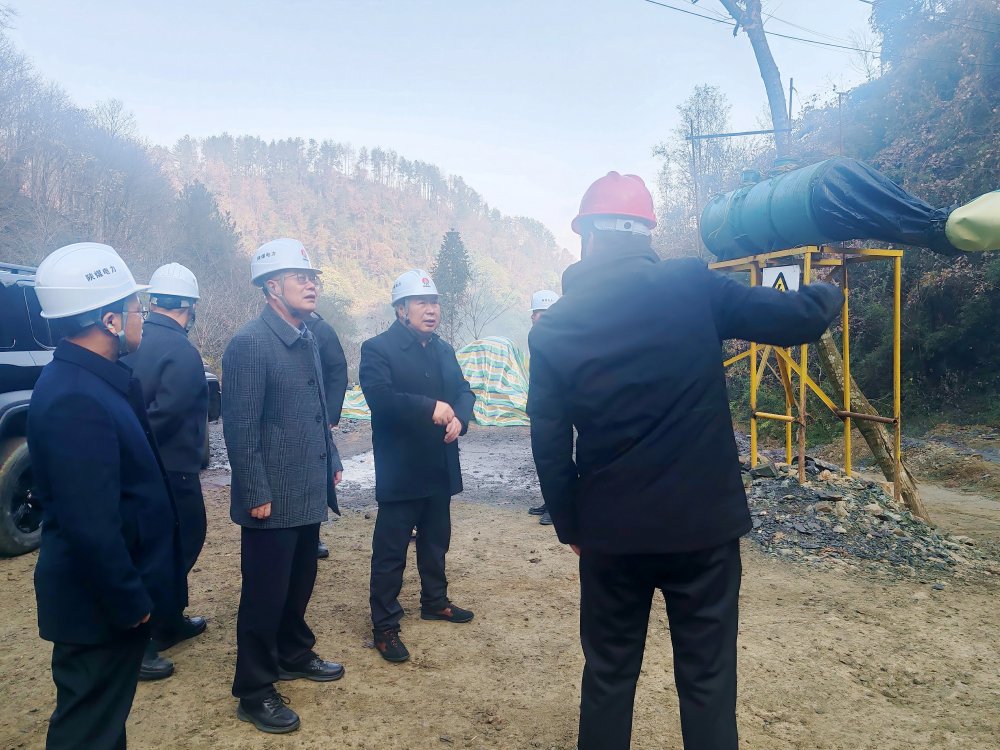 陜煤集團(tuán)總經(jīng)理助理、陜煤電力集團(tuán)黨委書(shū)記、董事長(zhǎng)馮平安一行深入西鄉(xiāng)抽蓄電站勘探平硐項(xiàng)目現(xiàn)場(chǎng)檢查指導(dǎo)前期準(zhǔn)備工作