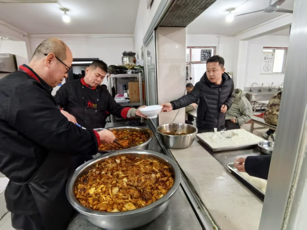 陜煤建設(shè)煤礦運(yùn)營服務(wù)分公司：一線寒冬，后勤送暖