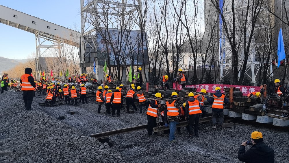 極限挑戰(zhàn)！“天窗”點啃下鐵路道岔施工硬骨頭