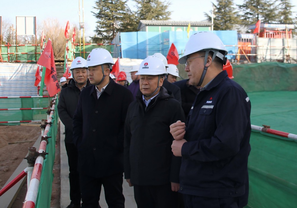 陜煤集團(tuán)工程總監(jiān)、基本建設(shè)管理部總經(jīng)理李仰東深入陜煤建設(shè)承建的銅創(chuàng)能材項(xiàng)目檢查指導(dǎo)工作