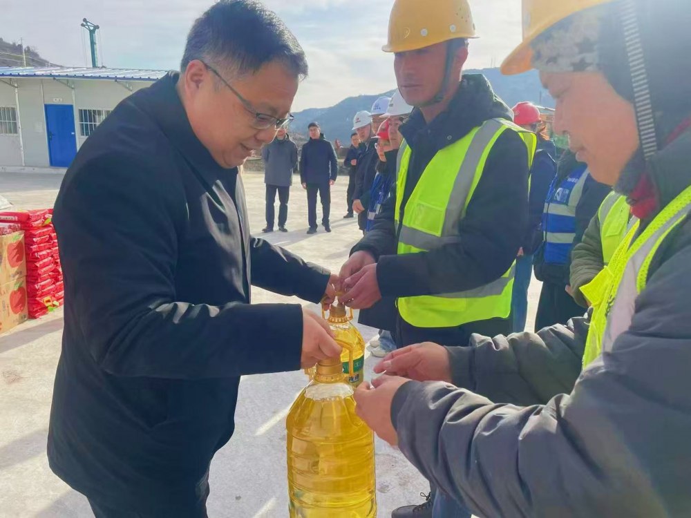 韓城市委副書記張景鋒赴陜煤建設韓城分公司承建的韓城北站物流集運中心工程項目施工現(xiàn)場慰問一線職工