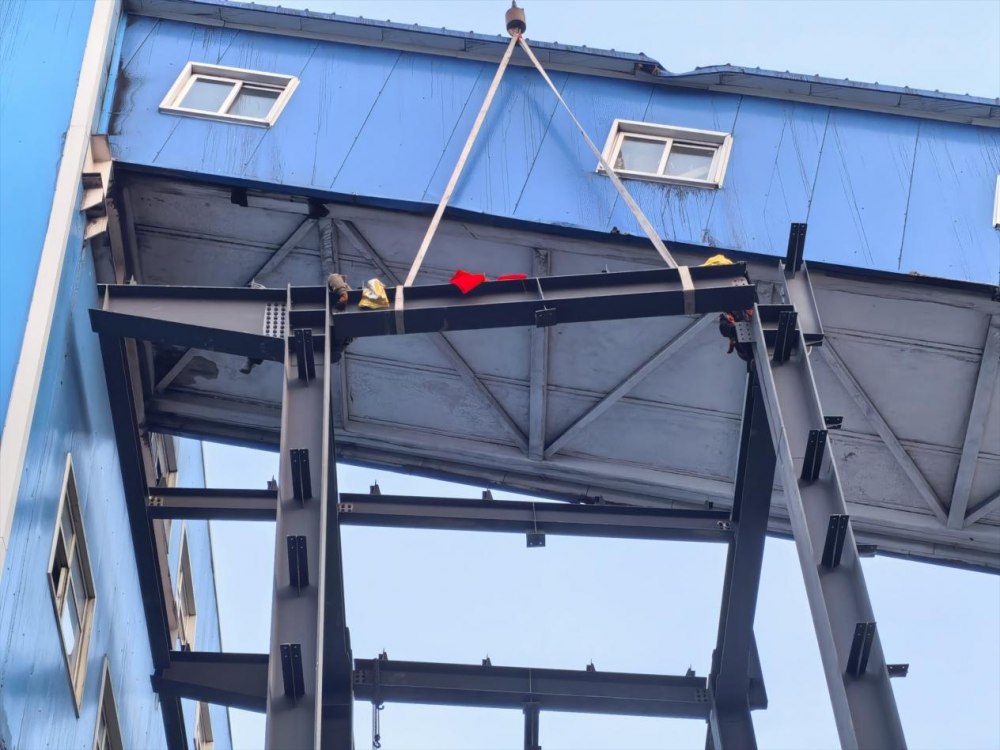 陜煤建設天工公司土建第二十五項目部韓家灣項目新增主廠房鋼結構順利封頂！